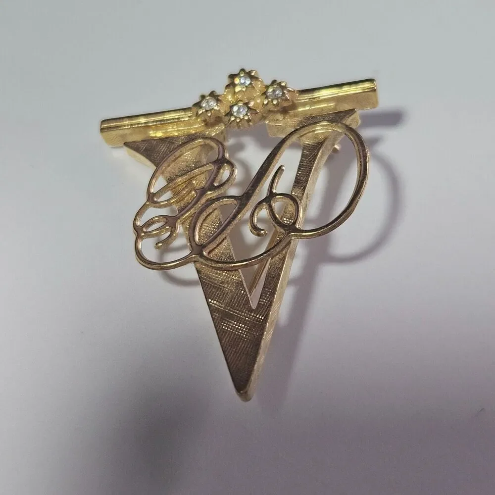 Avon gold tone presidential club honor brooch